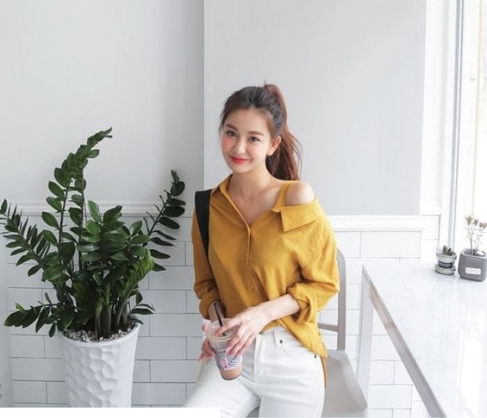 Ngoài ra, áo sơ mi trễ vai phom rộng màu trắng kết hợp với quần jeans cơ bản cũng là lựa chọn được nhiều người yêu thích nhờ tính ứng dụng cao.
