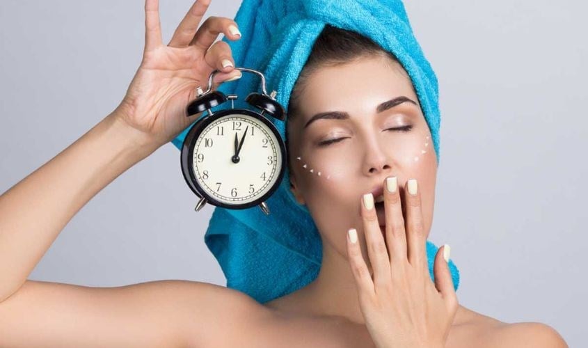 Việc sử dụng kem mắt vào buổi tối giúp cấp ẩm và hỗ trợ làm mềm các nếp nhăn nhỏ quanh mắt.