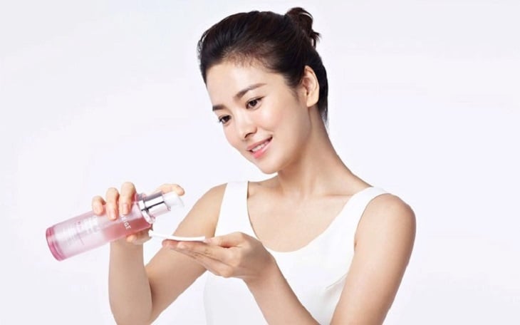 Chỉ với nước hoa hồng, mặt nạ giấy cùng vài thói quen duy trì đều đặn, làn da có thể cải thiện đáng kể theo hướng căng mịn và ổn định hơn.