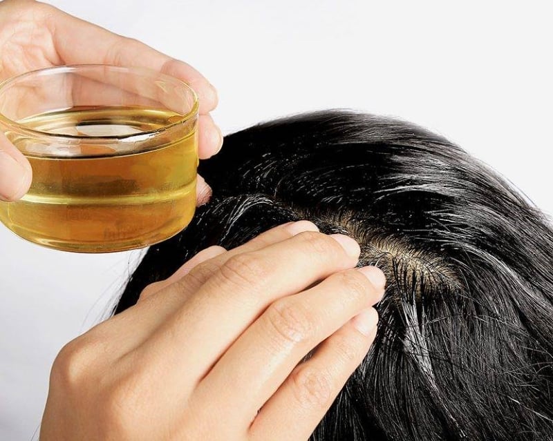 Thông thường, dầu dừa sẽ được thoa lên phần tóc khô xơ khoảng 15-20 phút trước khi gội đầu. 