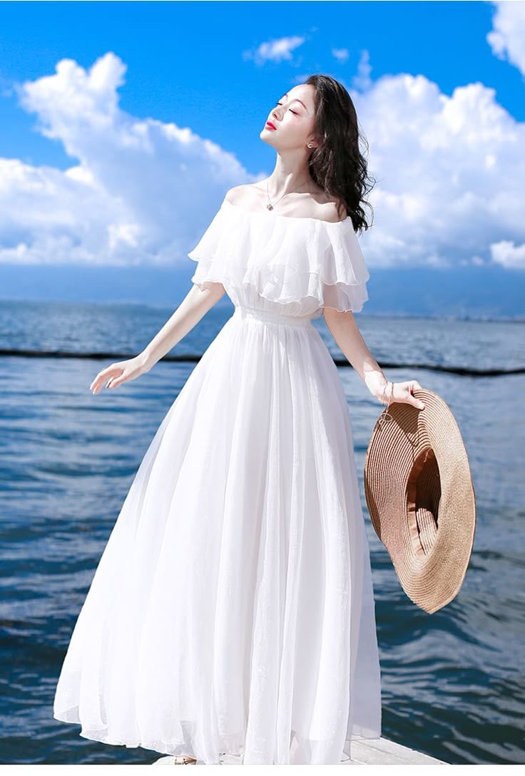 Mỗi khi hè đến, váy maxi trắng lại xuất hiện dày đặc trong street style và những chuyến du lịch biển. 