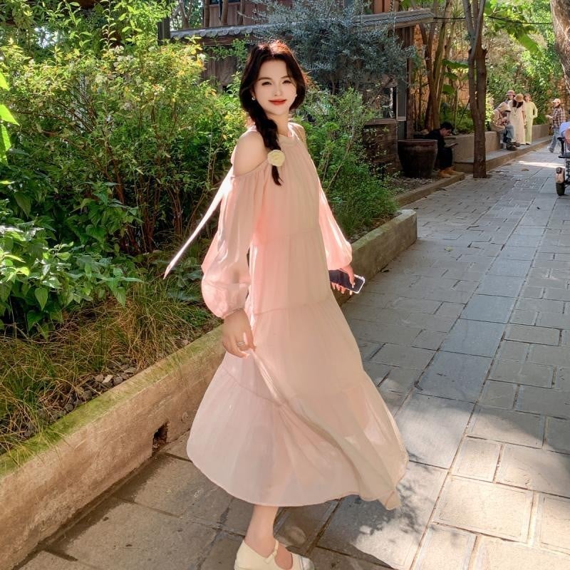 Nhắc đến váy maxi mùa hè chắc chắn không thể bỏ qua những thiết kế hai dây quen thuộc. 