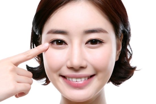 Trong trà chứa tannin và chất chống oxy hóa giúp hỗ trợ co mạch máu, từ đó cải thiện tình trạng phù nhẹ quanh mắt.