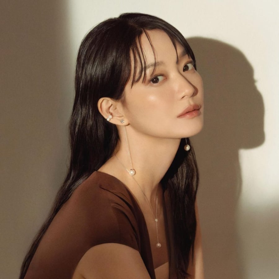 Sau tuổi 40, làn da thường dễ mất nước hơn nên nếu makeup trên nền da khô, lớp nền và má hồng rất dễ bị mốc hoặc lộ vân da.