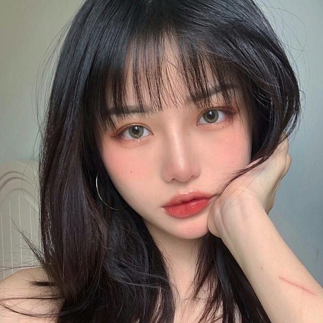 Thay vì đánh thấp ở gò má, phần má hồng nên được đặt cao hơn, gần khu vực dưới mắt rồi tán xếch nhẹ lên thái dương.