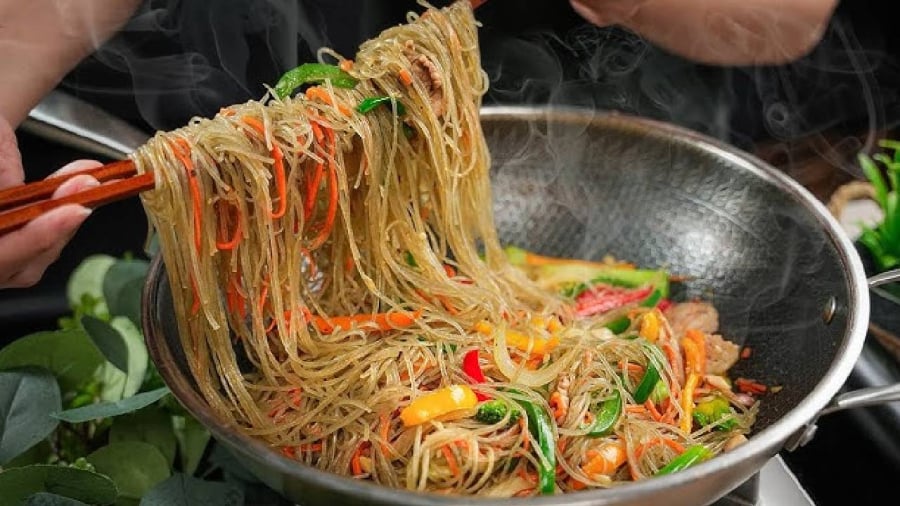 Miến có thể được làm từ nhiều loại nguyên liệu khác nhau nhưng nhìn chung đều chứa lượng tinh bột lớn, không nên ăn quá nhiều cùng lúc.