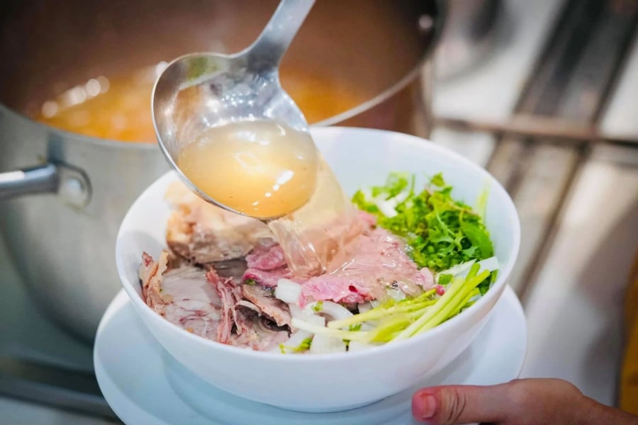 Nhiều người cho rằng nước phở có vị ngọt đậm đà nên không chứa nhiều muối. 