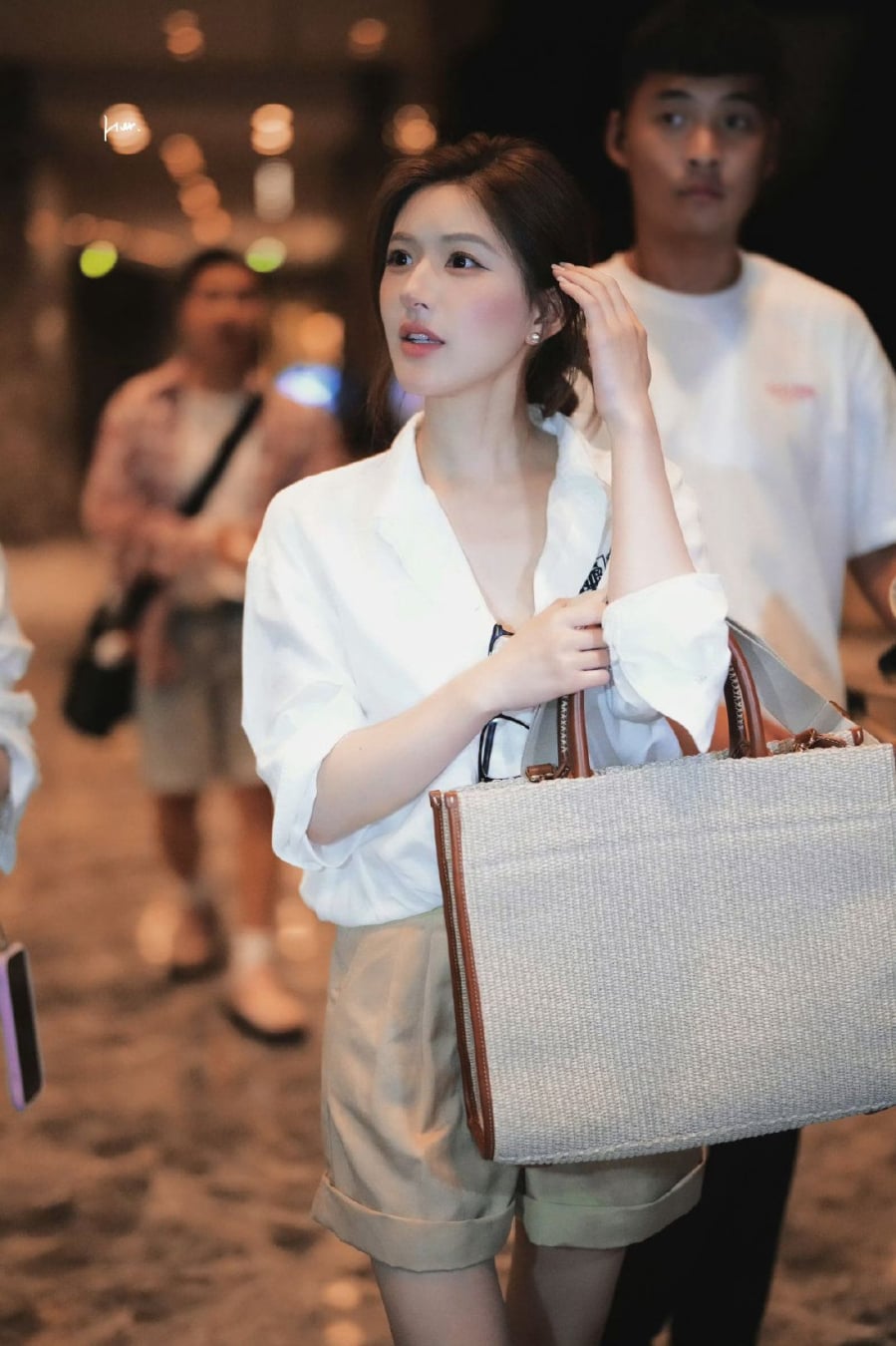 Những outfit kiểu này thường không cần phối quá nhiều chi tiết nhưng vẫn đủ tạo cảm giác thời thượng và đắt giá.
