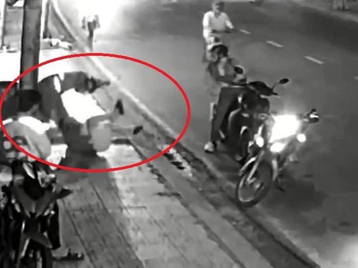 Theo thông tin ban đầu, khoảng 19 giờ 30 ngày 7-5, anh Lý Quang Trường (29 tuổi) chở bạn gái là chị Nguyễn Thị Thúy Nga (23 tuổi) lưu thông trên đường Kha Vạn Cân, đoạn gần chợ Thủ Đức, phường Thủ Đức. 