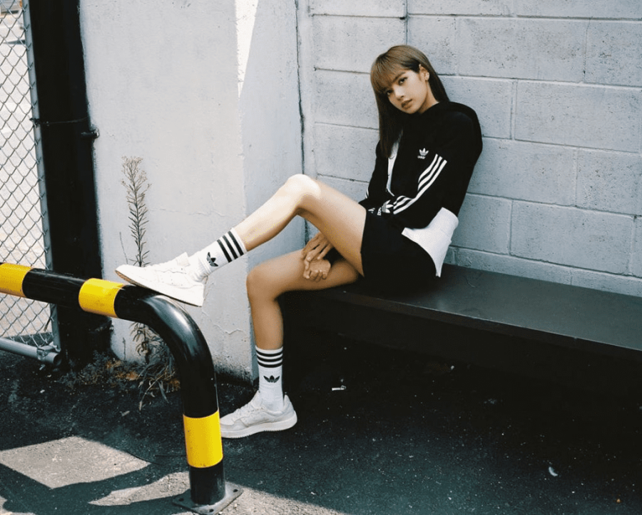 Một đôi sneaker basic có thể kết hợp với gần như mọi outfit từ váy vóc nữ tính đến quần jeans năng động.