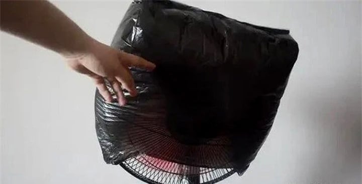 Mẹo làm sạch quạt điện không cần tháo khung: Bụi bẩn mấy cũng bong hết
