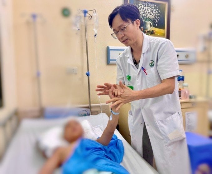 TS.BS Bùi Huy Mạnh - Phó trưởng khoa Phẫu thuật thần kinh 2 - cho biết ca mổ được thực hiện với sự phối hợp của nhiều chuyên khoa. 