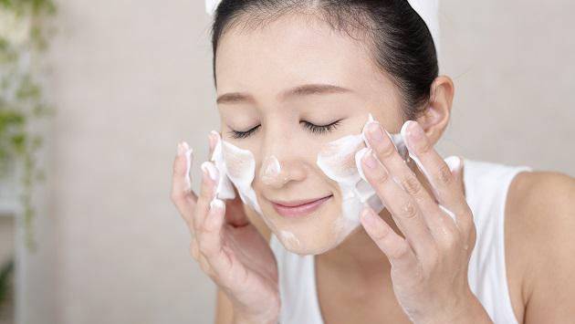 Một trong những lỗi phổ biến khi rửa mặt là thoa trực tiếp sữa rửa mặt lên da mà không tạo bọt trước. 