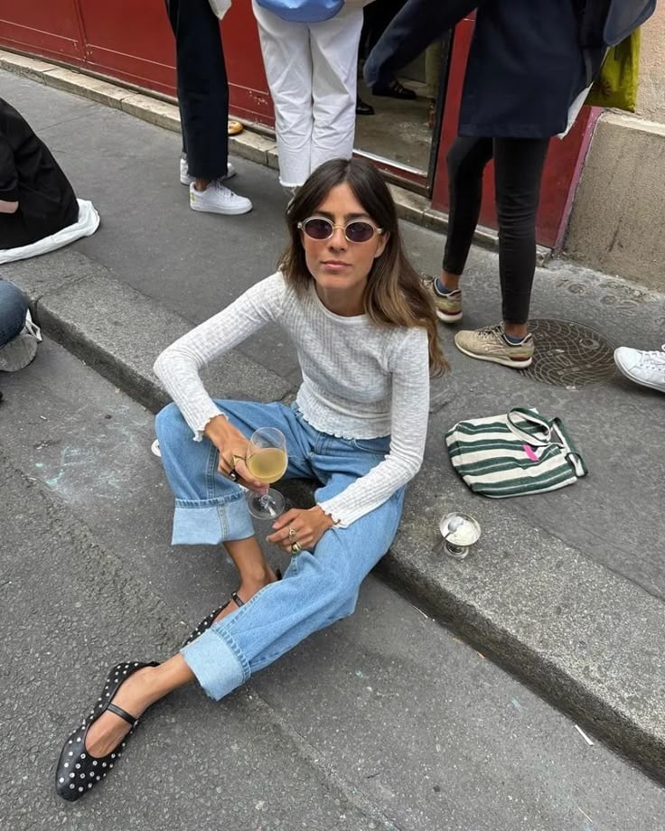 Những đôi sneaker màu bạc hoặc metallic đang trở thành lựa chọn yêu thích của nhiều cô gái theo đuổi phong cách năng động.