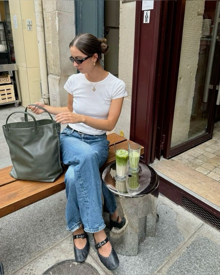  Kiểu giày này có thể kết hợp linh hoạt từ váy maxi nữ tính đến quần linen tối giản.