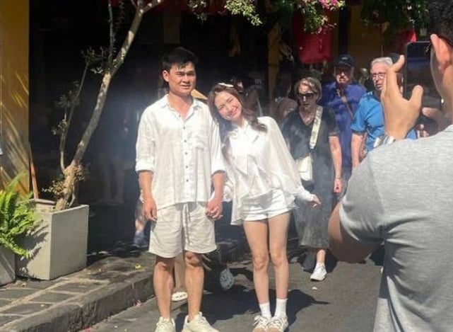 Ảnh hiếm của Hòa Minzy và chồng sắp cưới tại Hội An