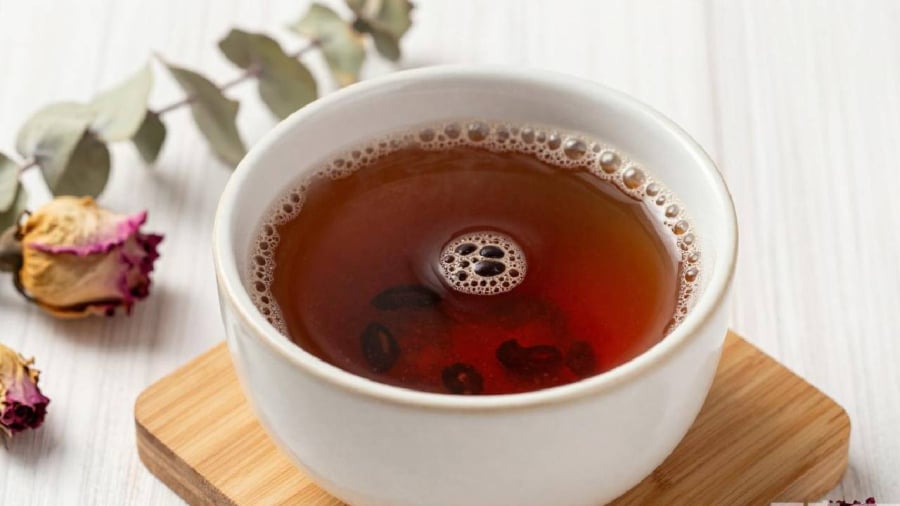 Nước đậu đen rang mang lại nhiều lợi ích cho sức khỏe nhưng không nên uống khi đang sử dụng thuốc trị bệnh.