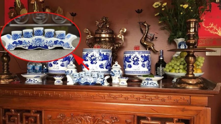 Nước trên bàn thờ có thể thay vào buổi sáng, trước khi thắp hương.
