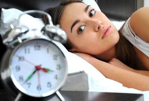Thức khuya hại sức khoẻ mà sau tuổi 40 còn thức khuya thì càng hại