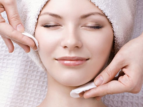 Các loại serum chống nắng hoặc serum có khả năng chống oxy hóa giúp hỗ trợ làn da trước tác động của ánh nắng kéo dài. 