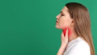 Một trong những dấu hiệu sớm phổ biến của ung thư tuyến giáp là xuất hiện khối u hoặc nốt ở vùng cổ, thường không gây đau. 