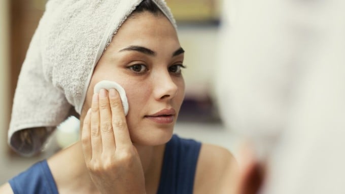 Một trong những sai lầm phổ biến là rửa mặt quá nhiều lần với mong muốn da sạch và ít dầu hơn.