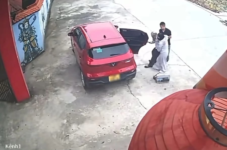 Qua xác minh ban đầu, người đàn ông khoảng 55 tuổi, quê Hà Nội, được con gái thuê taxi đưa đến chùa rồi bỏ lại. 