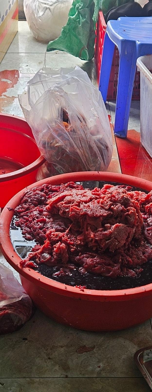 Ngoài ra, đối tượng còn thu mua thịt bò đông lạnh giá rẻ, ngâm hóa chất để giữ màu tươi và kéo dài thời gian bảo quản, sau đó bán với giá khoảng 180.000 đồng/kg.    