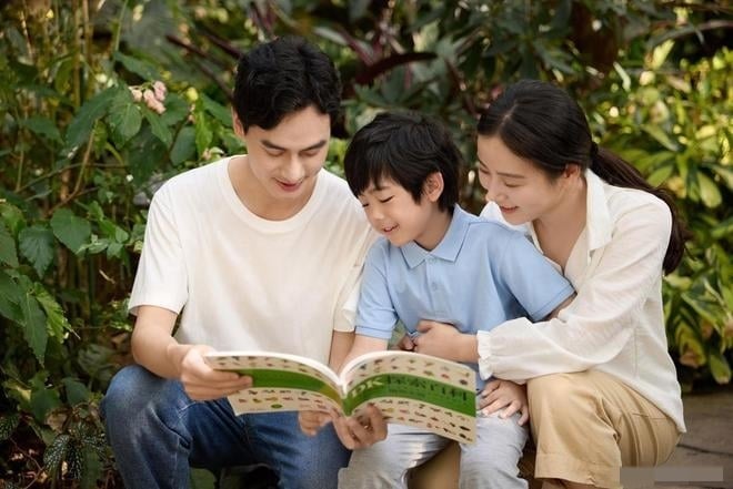 “Sự tôn trọng giả tạo” xảy ra khi cha mẹ lấy danh nghĩa “dân chủ” để thực hành sự buông lỏng trong giáo dục. 