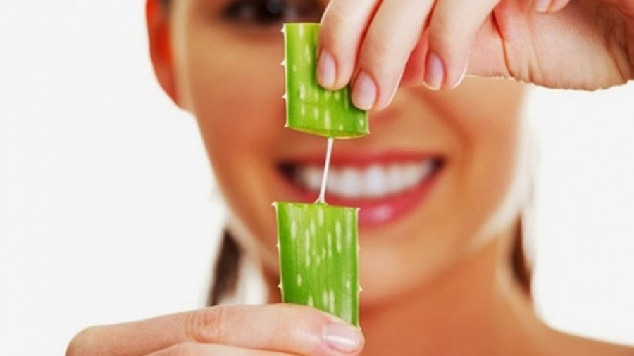 Khi thoa lên tóc, gel lô hội giúp bổ sung độ ẩm, hỗ trợ tóc mềm mượt và dễ chải hơn. 