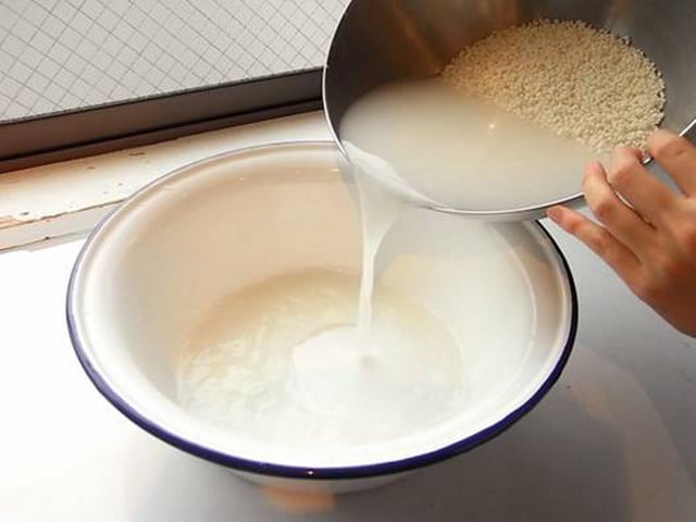 Từ lâu, phụ nữ ở nhiều nước châu Á đã sử dụng nước gạo lên men như một bước dưỡng da đơn giản để giúp da mềm mại và sáng khỏe hơn.