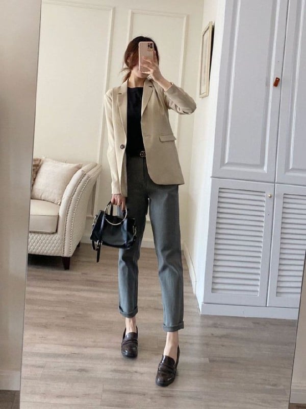 Bộ đôi này đặc biệt phù hợp với môi trường công sở vì tạo cảm giác chỉn chu, gọn gàng mà không cần phối đồ cầu kỳ.