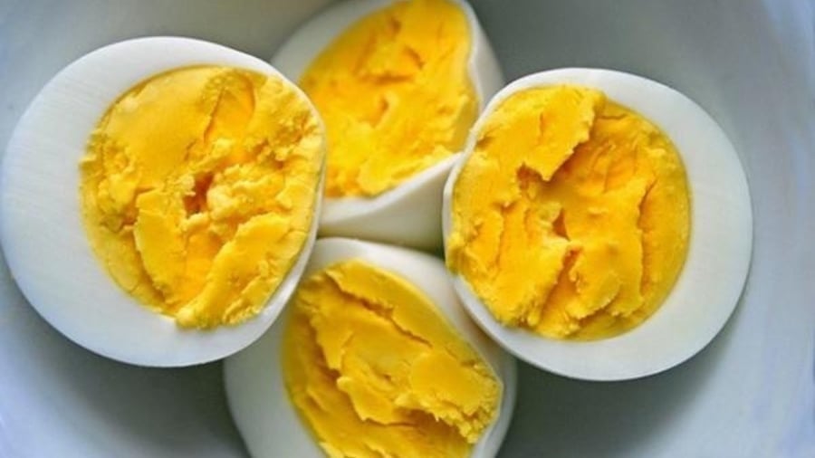 Trong trứng gà có chứa choline – một dưỡng chất quan trọng giúp hỗ trợ hoạt động của não bộ và cải thiện trí nhớ. 