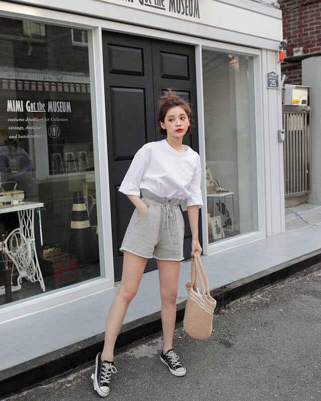 Trong khi đó, áo có độ rộng vừa phải lại tạo cảm giác hiện đại và thời trang hơn.