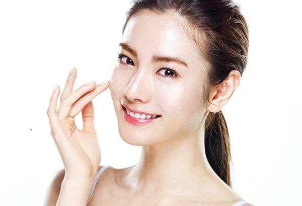 Bên cạnh hỗ trợ tăng sinh collagen, vitamin C còn giúp chống oxy hóa và hỗ trợ da sáng khỏe hơn theo thời gian.    