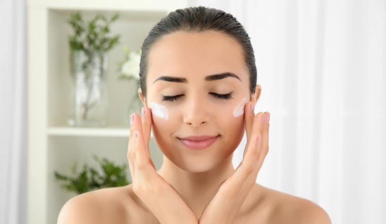 Thay vì phụ thuộc hoàn toàn vào thực phẩm chức năng, nhiều chuyên gia cho rằng việc bổ sung đúng thực phẩm mỗi ngày cũng có thể hỗ trợ cơ thể sản sinh collagen hiệu quả hơn.