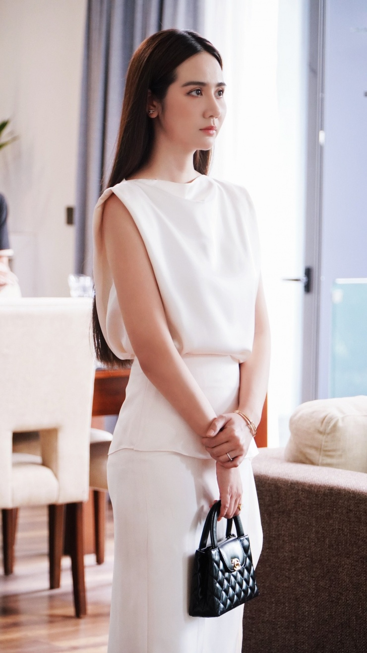  Thay vì lựa chọn các thiết kế nhiều chi tiết, cô tập trung vào những item có đường cắt đẹp và vừa vặn với vóc dáng.