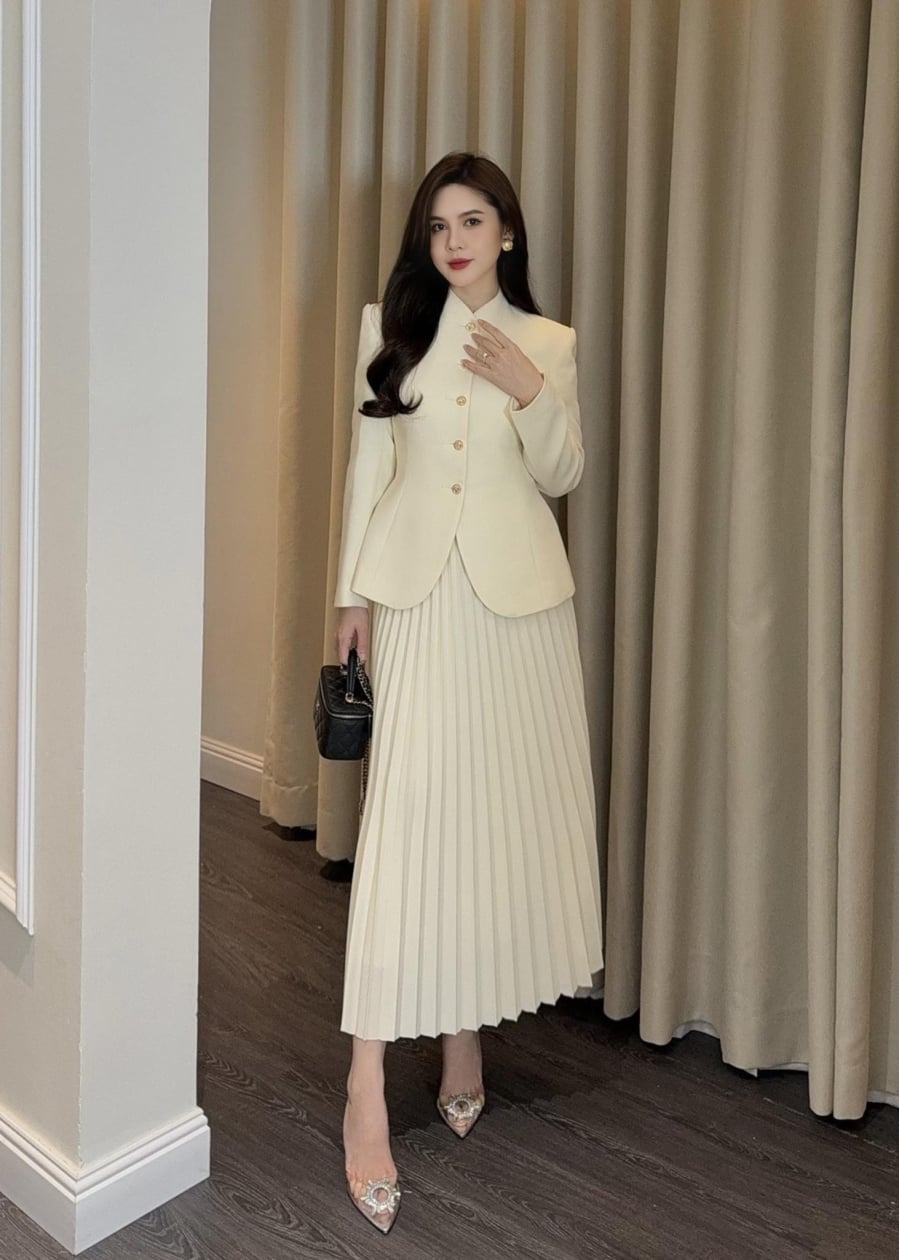 Nhân vật của cô thường xuất hiện trong những outfit tôn lên vẻ mạnh mẽ, tự tin của người phụ nữ hiện đại.