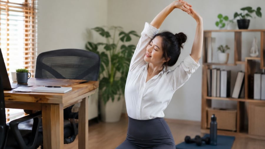 Vận động ngắn sau mỗi giờ ngồi làm việc sẽ giúp giảm tích mỡ