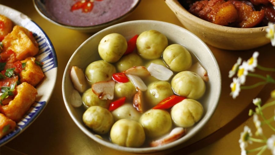 Khi muối cà pháo, bạn nên sử dụng muối hạt (muối biển), không dùng muối i-ốt.