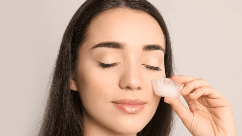 Theo các chuyên gia, vùng da quanh mắt chịu ảnh hưởng từ nhiều yếu tố khác nhau như giấc ngủ, tuổi tác, thói quen sinh hoạt và cả cấu trúc da.