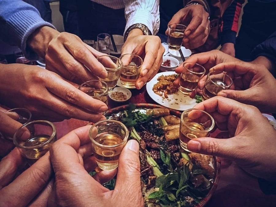 Các chuyên gia y tế khuyến cáo nên hạn chế tối đa rượu bia hoặc cắt giảm tần suất sử dụng để giảm nguy cơ ảnh hưởng đến sức khỏe lâu dài.    