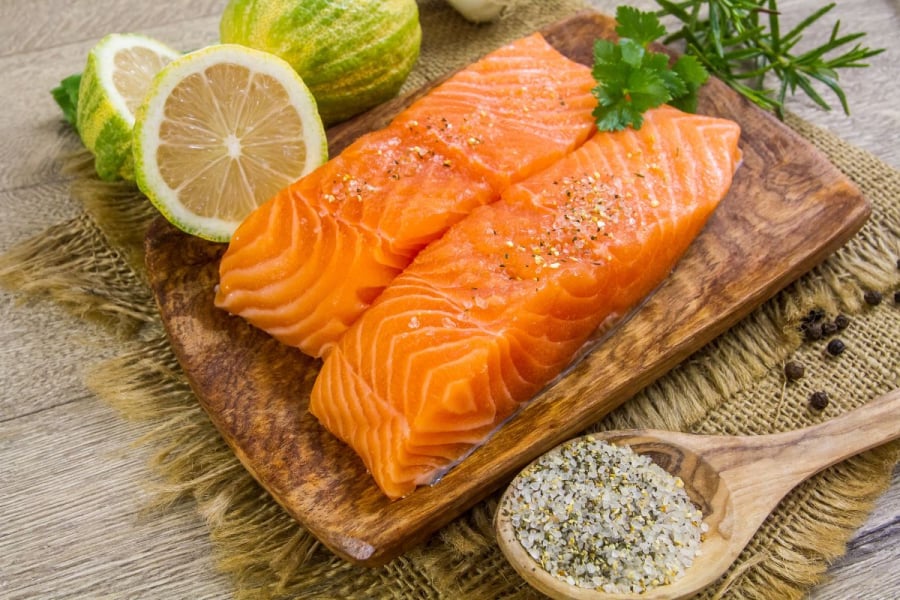 Những loại cá béo như cá hồi, cá thu hay cá ngừ thường được nhắc đến trong các chế độ ăn tốt cho da nhờ chứa nhiều protein và omega-3. 