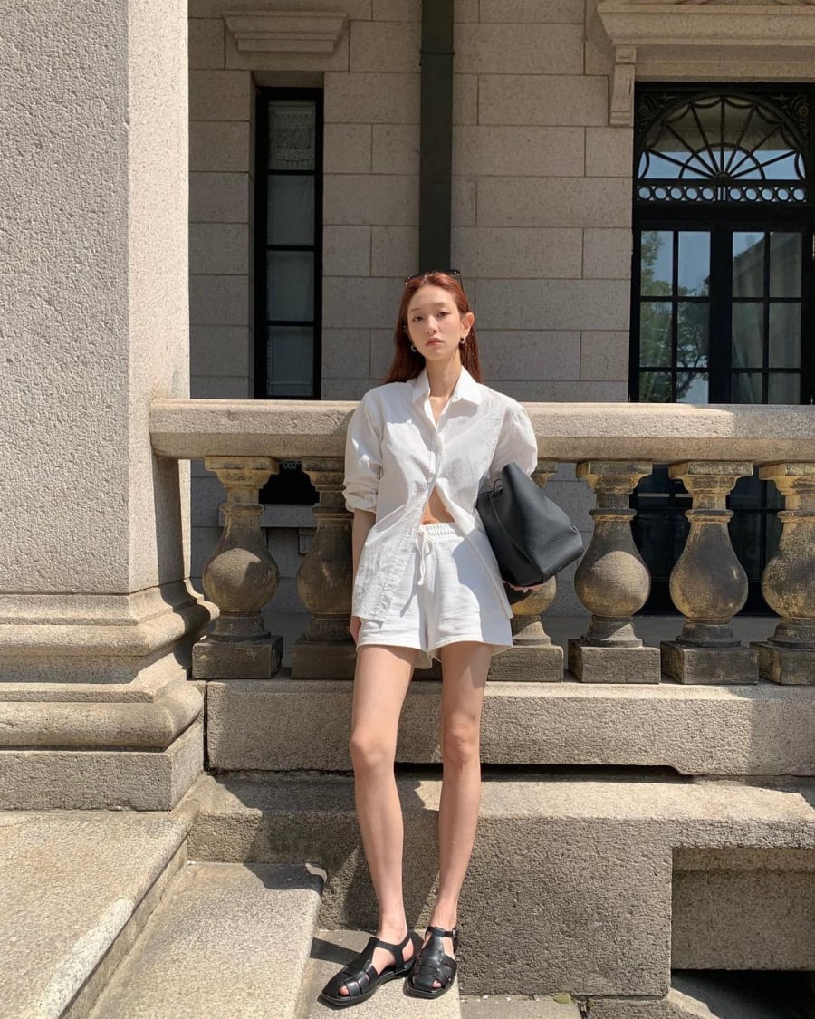 Các thiết kế sơ mi từ cotton hoặc linen mỏng nhẹ khi kết hợp cùng quần shorts ton-sur-ton sẽ giúp tổng thể trở nên hài hòa hơn hẳn. 
