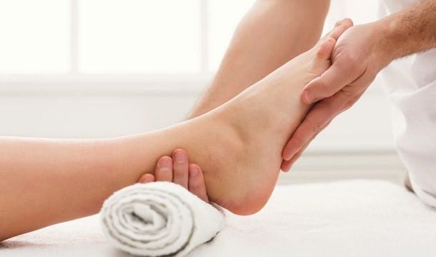 Khi lau khô chân, nên thoa kem dưỡng có khả năng làm mềm da để hỗ trợ phục hồi vùng gót bị nứt.
