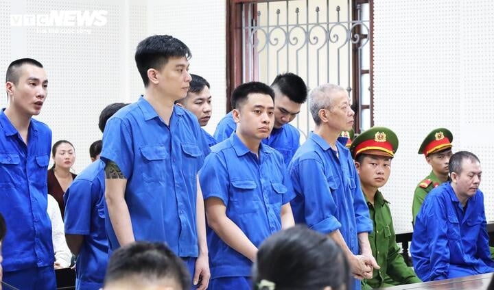 Tại tòa, đại diện Viện Kiểm sát nhận định có đủ căn cứ xác định Bùi Đình Khánh phạm các tội “Giết người”, “Mua bán trái phép chất ma túy”, “Tàng trữ, sử dụng trái phép vũ khí quân dụng” và “Cố ý làm hư hỏng tài sản”. Với hàng loạt hành vi đặc biệt nghiêm trọng, bị cáo bị đề nghị mức án cao nhất là tử hình.    