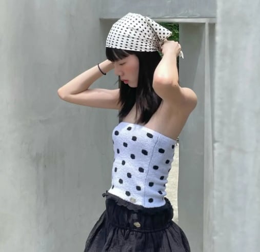  Khi kết hợp cùng áo ống, tổng thể outfit mang đến vẻ ngoài dịu dàng nhưng vẫn rất hiện đại và thời trang.