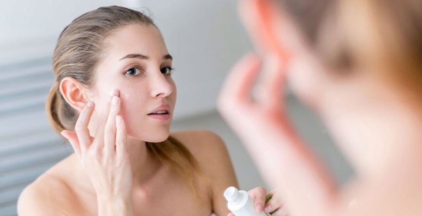 Các loại serum chứa hyaluronic acid, niacinamide hoặc beta-glucan thường được ưu tiên vì có khả năng giữ nước và hỗ trợ phục hồi hàng rào bảo vệ da 
