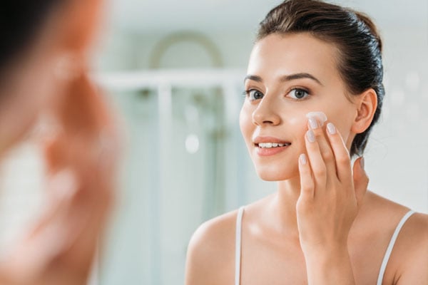 Những bước skincare tối giản nhưng đúng trọng tâm sẽ giúp cấp ẩm, làm dịu và hỗ trợ tái tạo da tốt hơn sau những đêm thức khuya.