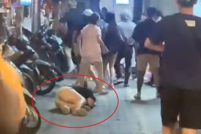 Mới đây, trên mạng xã hội lan truyền đoạn clip ghi lại cảnh một vụ xô xát giữa hai nhóm thanh niên nam nữ, khiến một cô gái bị ngã gục trên vỉa hè.